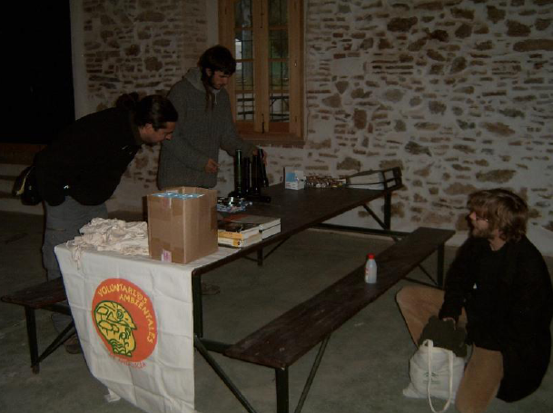 Preparación de los materiales para las salidas al campo (foto: José Rodriguez) Preparación de los materiales para las salidas al campo (foto: José Rodriguez)