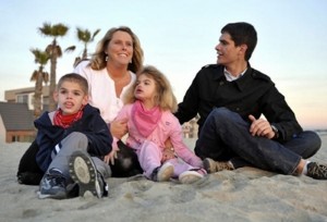 Familia con sus dos hijos afectados por síndrome de Sanfilippo. Observen los rasgos faciales toscos a los que hacían referencia Autio.