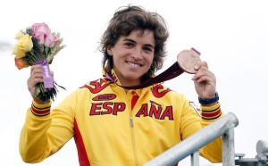 Maialen Chourraut mostrando su medalla de bronce conseguida en Londres 2012.