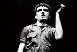 Ian Curtis, vocalista y líder de la banda de post-punk Joy Division. Fue idea suya que el book art de su álbum debut homenajeara al púlsar PSR B1919+21.