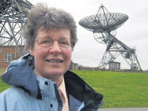 Jocelyn Bell frente a un radiotelescopio, instrumento que posibilitó su descubrimiento. Gracias a un radiotelescopio pudo registrar las ondas de radio provenientes del púlsar PSR B1919+21.