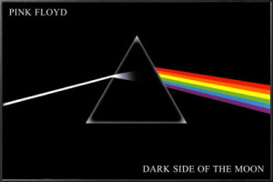 Portada del ábum Dark Side of the Moon de Pink Floyd, la cual reproduce el experimento de Newton donde describe la descomposición de la luz blanca.