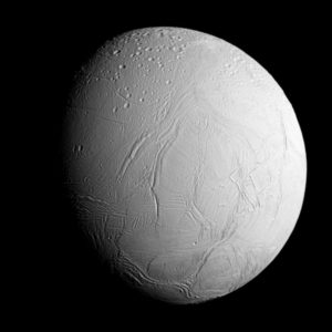 Encélado es un satélite de Saturno englobado dentro de la categoría "satélites mediano helados" que muestra la particularidad de presentar un albedo similar al de un reflector perfecto, lo que le convierte en el valor más alto conocido en un cuerpo celeste que reside en nuestro sistema solar.