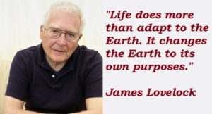 James Lovelock es un meteorólogo y escritor británico famoso por postular la Hipótesis de Gaia, en la que define al planeta Tierra como un organismo vivo y cuya homeostasis se está viendo perturbada por la acción humana.