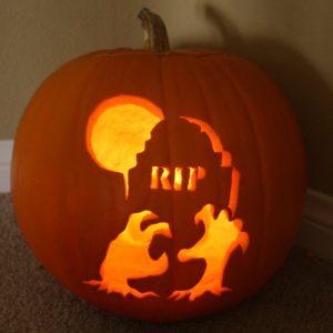 La popular Jack-o'-lantern, calabaza tallada a mano comúnmente asociada a la festividad de Halloween.