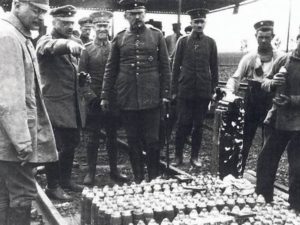 Fritz Haber en el frente, inspecciona que todo esté en orden para el próximo ataque de las tropas alemanas. Haber fue un miembro destacado del ejército alemán por sus contribuciones a la guerra química.