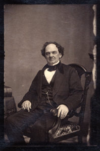 Retrato del empresario circense P. T. Barnum, quien se hizo de oro mostrando sin escrúpulos a medio mundo sus "engendros" o "freak show". Tan pocos escrúpulos tenía que llegó a afirmar: "There's a sucker born every minute" (Cada minuto nace un idiota).