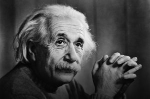 El físico alemán de origen judío Albert Einstein es quizás el científico más notable del s. XX gracias a sus aportaciones en campos como la Teoría de la Relatividad o el efecto fotoeléctrico.