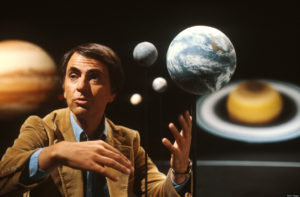 El astrofísico, cosmólogo y divulgador estadounidense Carl Sagan es popularmente conocido por la serie que dirigió y a la que tituló Cosmos, pero ha sido pionero de la exobiología e impulsor del proyecto SETI entre otros logros.