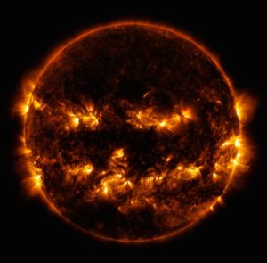 Imagen tomada el 8 de octubre de 2.014 por el Observatorio de Dinámica Solar de la Nasa donde el Sol parece adoptar el rostro de la popular Jack-o'-lantern.