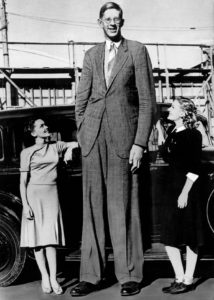 Imagen del estadounidense Robert Pershing Wadlow, quien sigue teniendo el récord de ser el humano más alto de todos los tiempos. Alcanzó una estatura de 2 metros y 72 centímetros.